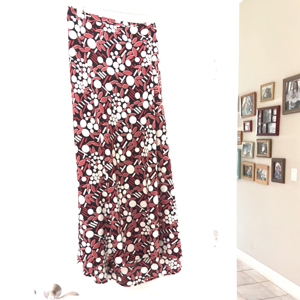 Dress barn skirt.  Great look with a black or red blazer. Classic look